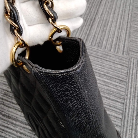 CHANEL
BLACK QUILTED CAVIAR PETITE SHOPPING TOTE (PST) - Picture 4 of 6